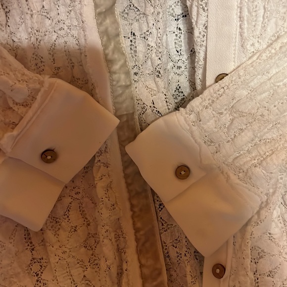 Free people lace button down with wooden buttons ties at waist or back - Picture 4 of 5